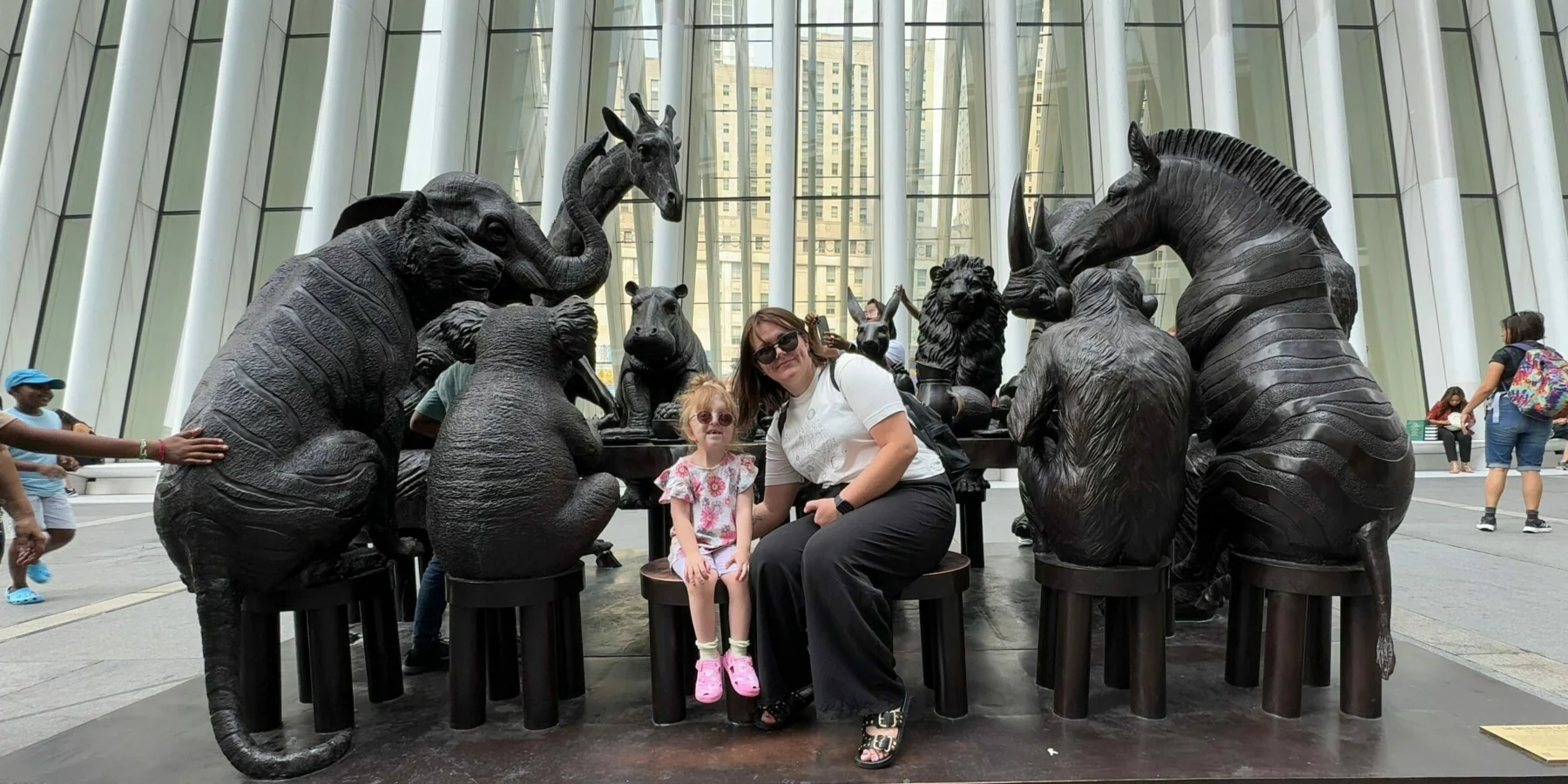 Hania z mamą siedzą przy stole z figurami zwierząt.